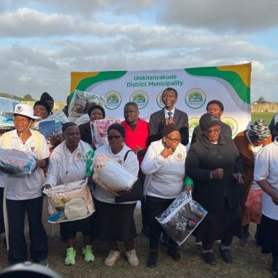 Mkhanyakude Mayor Warms Golden Games Elders With Blanket Donations 1
