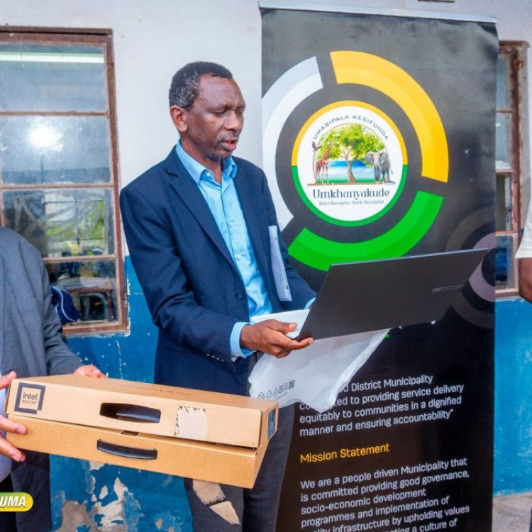 MAHLOBO-MDAKA R30,000 AND 10 LAPTOPS BOOST FOR THONGWANA HIGH SCHOOL
